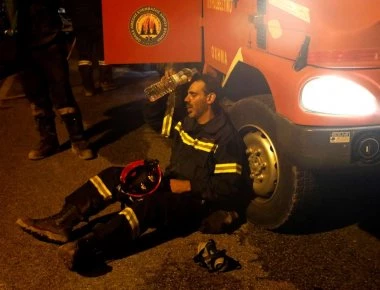 Μαρτυρία πυροσβέστη: «Μας αφήσαν νηστικούς- Άφησα το σπίτι μου να καεί» (βίντεο)
